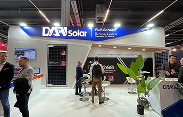 Pełnoekranowy moduł fotowoltaiczny firmy DAH Solar zabłysnął na targach ENEX i GENERA.
