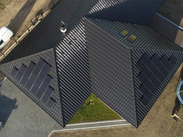 Pełny czarny panel słoneczny do domowego systemu słonecznego o mocy 13,2 kW w Polsce

